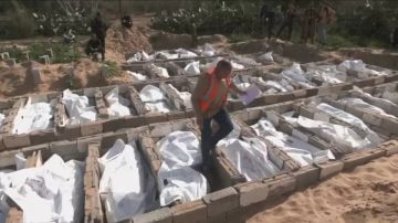 بالفيديو دفن رفات 53 شهيدا مجهول الهوية بمقبرة دير البلح وسط غزة