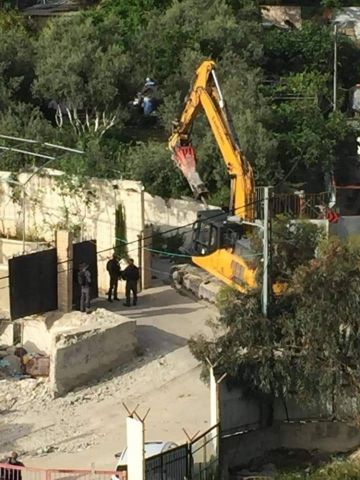 صور وفيديو الاحتلال يهدم منشآت فلسطينية في القدس