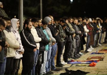 40 ألف مصل يؤدون صلاتي العشاء والتراويح في المسجد الأقصى 40 ألف مصل يؤدون صلاتي العشاء والتراويح في المسجد الأقصى