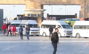 معبر رفح يستقبل دفعة جديدة من الفلسطينيين العائدين إلى غزة معبر رفح يستقبل دفعة جديدة من الفلسطينيين العائدين إلى غزة