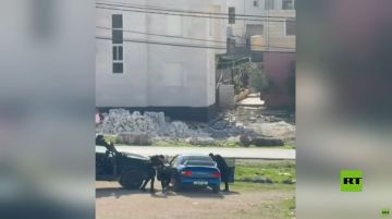 قوات الجيش الإسرائيلي تنفذ عملية اعتقال شاب في مدينة بيت لحم