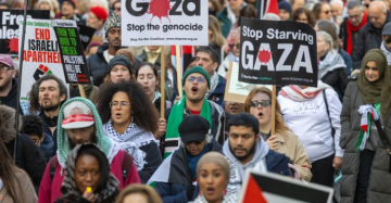 عودة المظاهرات بأوروبا .. الآلاف يطالبون بوقف الحرب بغزة والإفراج عن الأسرى عودة المظاهرات بأوروبا .. الآلاف يطالبون بوقف الحرب بغزة والإفراج عن الأسرى