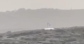 مستوطنون يرفعون علم جماعات الهيكل في بؤرة جديدة قرب مخماس