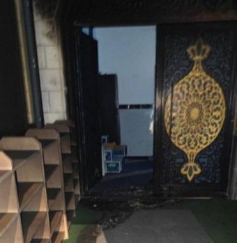 مستوطنون يحرقون مدخل مسجد في تل ويخطون عبارات عنصرية