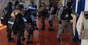 نادي الأسير: تصاعد عمليات القمع والتجويع في سجن عوفر