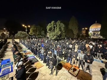 بالفيديو والصور الآلاف يؤدون صلاتي العشاء والتراويح في المسجد الأقصى