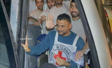 وصول أسيرين محررين إلى مستشفى شهداء الأقصى وسط قطاع غزة وصول أسيرين محررين إلى مستشفى شهداء الأقصى وسط قطاع غزة