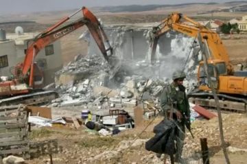 الاحتلال يجبر مقدسيا على هدم منزله بذريعة عدم الترخيص