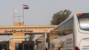 بالفيديو وصول حافلة تقل 12مسافرا من العائدين لغزة عبر معبر رفح.. كيف بدت اللحظات الأولى؟