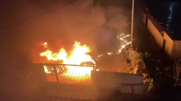 مستوطنون يحرقون ممتلكات لمواطنين بين رمون ودير دبوان شرق رام الله