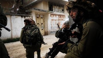 الاحتلال يشن حملة مداهمات واسعة تسفر عن اعتقال مواطنين وتخريب ممتلكات بالضفة