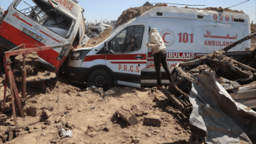 بالفيديو مجزرة المسعفين في رفح.. الاحتلال أطلق ألف رصاصة نحو مركبات الطوارئ وعمال الإغاثة! بالفيديو مجزرة المسعفين في رفح.. الاحتلال أطلق ألف رصاصة نحو مركبات الطوارئ وعمال الإغاثة!