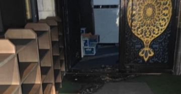 بالصور مستوطنون يحرقون مدخل مسجد أبو بكر الصديق جنوب نابلس بالضفة الغربية