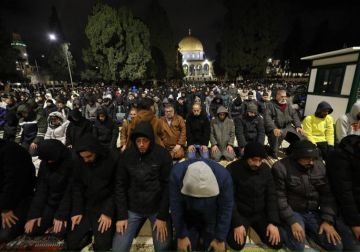 35 ألف مصل يؤدون صلاتي العشاء والتراويح في المسجد الأقصى 35 ألف مصل يؤدون صلاتي العشاء والتراويح في المسجد الأقصى