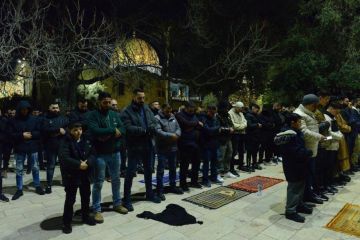 بالصور 50 ألف مصل يؤدون صلاة التراويح في المسجد الأقصى رغم قيود الاحتلال