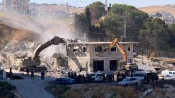 بالفيديو الاحتلال يهدم عمارة سكنية في مدينة الخليل