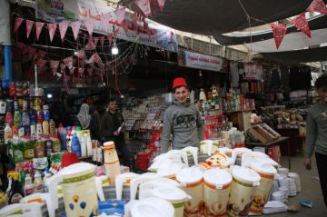 سوق الصحابة يعلق زينته على خجل والناس تكتفي بالفرجة