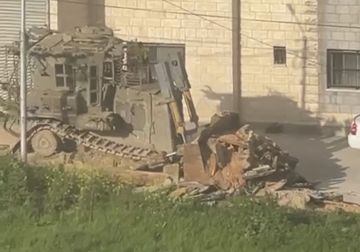 الاحتلال يجرف شارعا في شارع حيفا بمدينة جنين ويقتحم السيلة الحارثية الاحتلال يجرف شارعا في شارع حيفا بمدينة جنين ويقتحم السيلة الحارثية