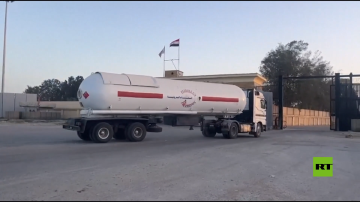 شاحنات محملة بالمساعدات الإغاثية تعبر بوابة رفح ليتم تفتيشها عند معبر كرم أبو سالم