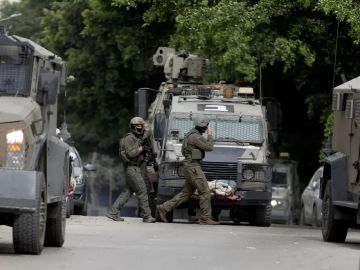 بينهم نائب رئيس بلدية وأسرى محررون.. الاحتلال يشن حملة اعتقالات واسعة في الضفة بينهم نائب رئيس بلدية وأسرى محررون.. الاحتلال يشن حملة اعتقالات واسعة في الضفة