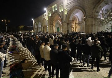 60 ألف مصل يؤدون صلاتي العشاء والتراويح في المسجد الأقصى 60 ألف مصل يؤدون صلاتي العشاء والتراويح في المسجد الأقصى