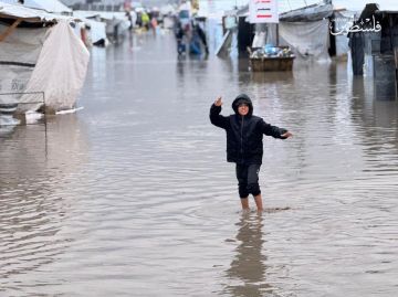 بالفيديو والصور مياه الأمطار تغرق خيام النازحين في غزة