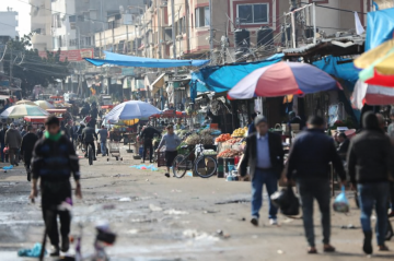 خبير اقتصادي يدعو المواطنين لعدم الهلع: المعابر مفتوحة والإمدادات مستمرة