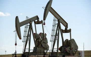 تراجع أسعار النفط مع تجاوز مخزونات الخام الأمريكي التوقعات