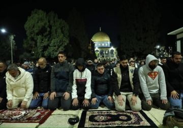 40 ألف مصل يؤدون صلاتي العشاء والتراويح في المسجد الأقصى والاحتلال يعتقل مواطنا من باحاته