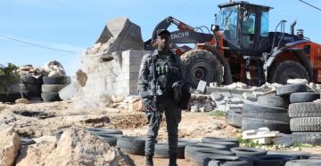 الاحتلال يهدم منزلين ويجرف أراضي ويتلف محاصيل زراعية في قرية بيرين شرق الخليل