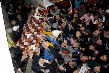 فيديو الاحتلال يسلم جثمان الشهيد أبو غوش