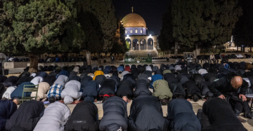 بالصور تأهب أمني واسع في القدس مع أولى ليالي رمضان وآلاف يؤدون التراويح بالأقصى بالصور تأهب أمني واسع في القدس مع أولى ليالي رمضان وآلاف يؤدون التراويح بالأقصى