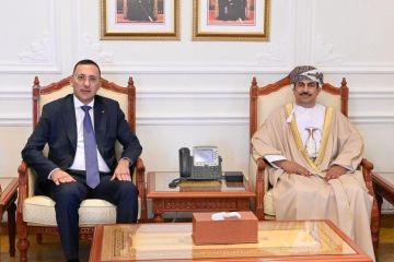 السفير الرويضي يطلع وزير الإعلام العماني على الأوضاع في فلسطين السفير الرويضي يطلع وزير الإعلام العماني على الأوضاع في فلسطين
