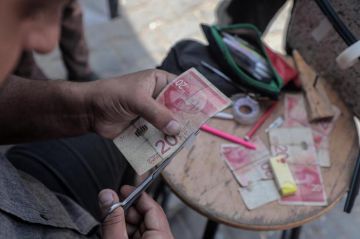 خاص سوق بلا سيولة.. معاناة يومية للغزيين تحت وطأة أزمة مفتعلة