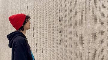 جدار الدموع.. عمل فني يوثق أسماء أكثر من 18 ألف طفل استشهدوا في غزة