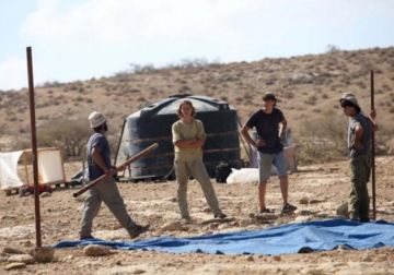 مستعمرون يسيجون أراضي في المغير بحماية قوات الاحتلال