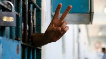 الاحتلال يرضخ لمطالب الأسرى ويوقف عمليات القمع