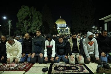 بالصور 40 ألف مصل يؤدون صلاتي العشاء والتراويح في المسجد الأقصى بالصور 40 ألف مصل يؤدون صلاتي العشاء والتراويح في المسجد الأقصى