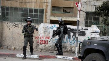 اعتقال 16 فلسطينيا بينهم أسرى محررون في حملة إسرائيلية بالضفة الغربية اعتقال 16 فلسطينيا بينهم أسرى محررون في حملة إسرائيلية بالضفة الغربية