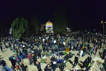 بالصور 100 ألف مصل يؤدون صلاة التراويح في المسجد الأقصى رغم قيود الاحتلال