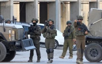 الاحتلال يصعد عدوانه على الضفة.. حملة مداهمات واعتقالات واسعة