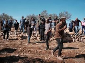 تصاعد هجمات المستوطنين في الضفة.. إحراق ممتلكات واعتداءات بحماية جيش الاحتلال تصاعد هجمات المستوطنين في الضفة.. إحراق ممتلكات واعتداءات بحماية جيش الاحتلال