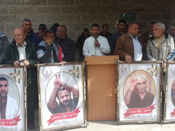 بالصور أهالي الأسرى يدعون إلى وقف الانتهاكات داخل السجون وكشف مصير المعتقلين