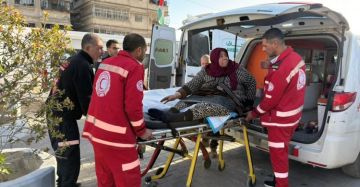 بالصور الهلال الأحمر الفلسطيني يواصل إجلاء المرضى عبر معبر رفح