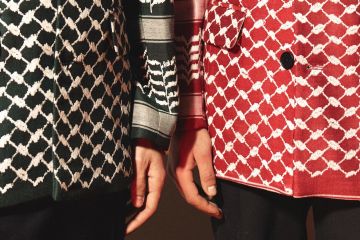 التطريز الفلسطيني تحت المجهر.. حكاية حفاظ النساء على هوية مطرزة بالخيط التطريز الفلسطيني تحت المجهر.. حكاية حفاظ النساء على هوية مطرزة بالخيط