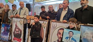 بالصور طفل يطالب بالكشف عن مصير والده الأسير في سجون الاحتلال بالصور طفل يطالب بالكشف عن مصير والده الأسير في سجون الاحتلال