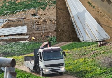 عائلات فلسطينية في تجمع الميتة بالأغوار تفكك مساكنها وترحل بسبب اعتداءات المستعمرين عائلات فلسطينية في تجمع الميتة بالأغوار تفكك مساكنها وترحل بسبب اعتداءات المستعمرين