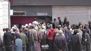 خاص تجميد الحسابات.. بنوك غزة تضيق الخناق على المواطنين خاص تجميد الحسابات.. بنوك غزة تضيق الخناق على المواطنين