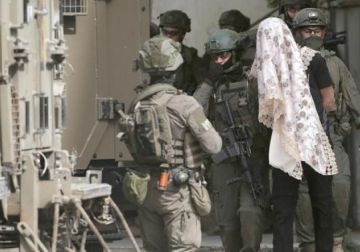 الاحتلال يعتقل ثلاثة مواطنين ومستعمرون يقتحمون قرية رابود جنوب الخليل