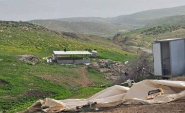 عائلات فلسطينية تفكك منازلها في تجمع الميتة بالأغوار الشمالية